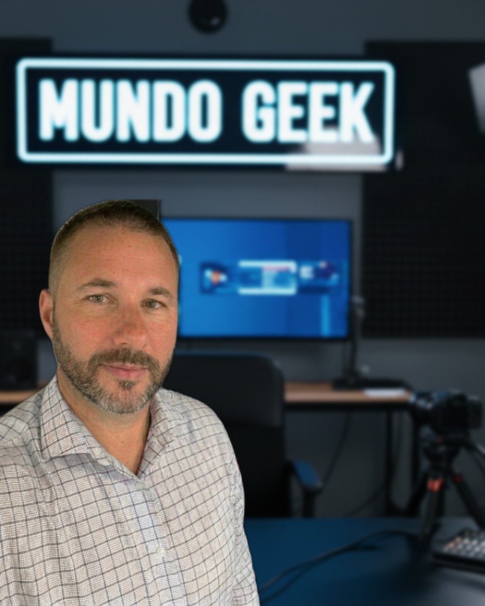 Alexandre Oliveira, criador do Mundo Geek, no estúdio do blog